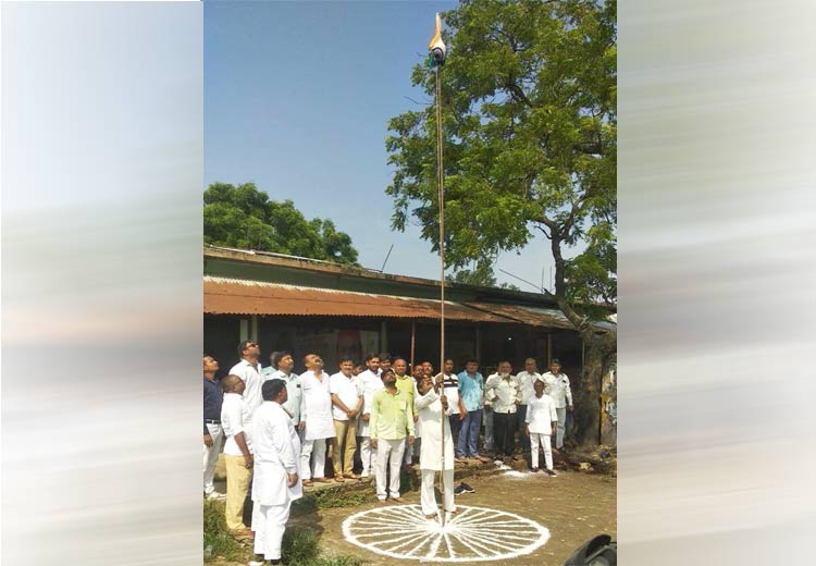 हर्षोल्लास के साथ तिरंगा लहराकर मनाया गया जश्ने आजादी का पर्व