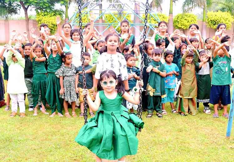 सेंट एंजेल्स स्कूल में धूमधाम से मनायी गयी हरियाली तीज