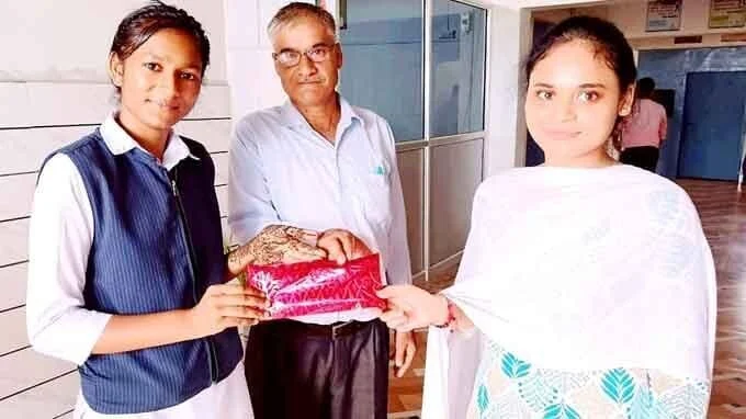 News Universal,पैरामाउंट पब्लिक स्कूल में हुआ मेहंदी प्रतियोगिता का आयोजन,