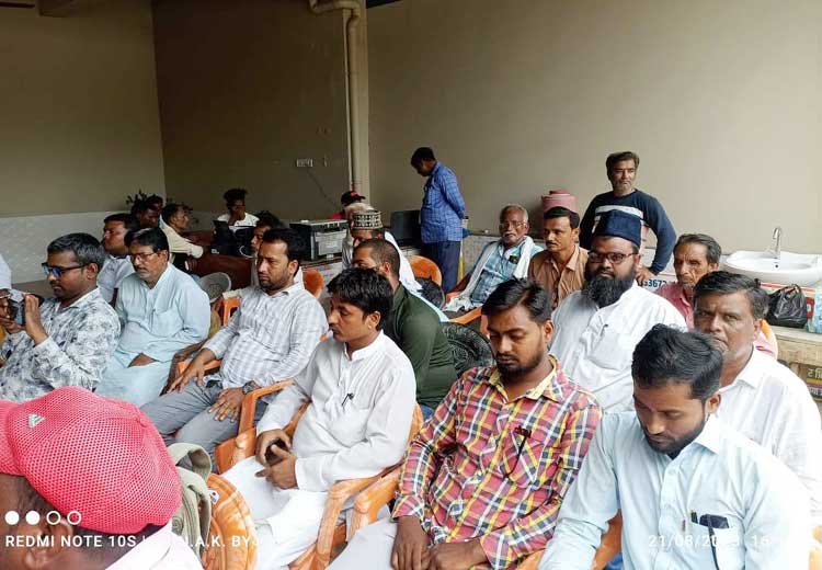 प्रेस कॉन्फ्रेंस में उपस्थित लोगों को सम्बोधित करते हुए पीपा राष्ट्रीय अध्यक्ष व अन्य