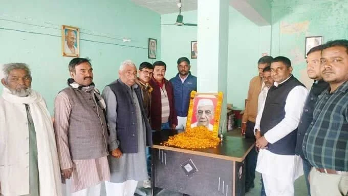 News Universal,समाजवादी पार्टी कार्यालय पर पूर्व प्रधानमंत्री चौधरी चरण सिंह की मनाई गई 121वीं जयंती ,