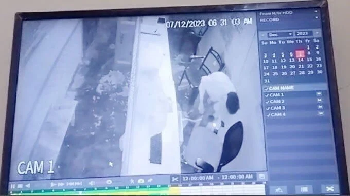 दो दुकान के शटर का लॉक तोडकर आज्ञात चोर ने चुनाया 28700 रूपया नकद,