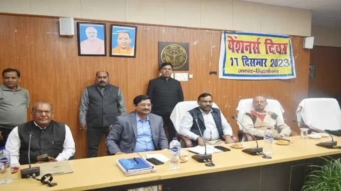 News Universal,पेंशनर्स दिवस के अवसर पर पेंशनर्स को फूलमाला पहनाकर किया गया स्वागत,