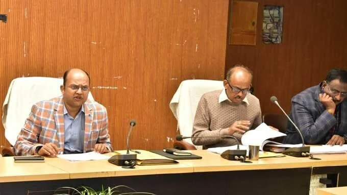 राजस्व कार्यों की समीक्षा बैठक में जिलाधिकारी ने दिया आवश्यक दिशा-निर्देश,राजस्व कार्यों की समीक्षा बैठक,