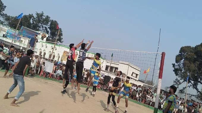 रज़ा स्पोर्टिंग क्लब मटेहना में दूसरे दिन कई टीमों ने खेला मैच,रज़ा स्पोर्टिंग क्लब मटेहना,
