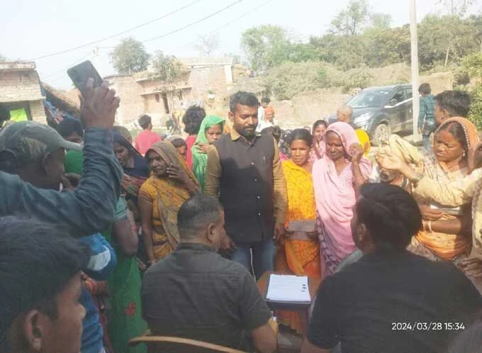 kotedar-ke-khilaf-shikayat-pr-hui-janch,नियमानुसार राशन वितरण न करने की पूर्ति निरीक्षक ने गांव में किया जांच पड़ताल,