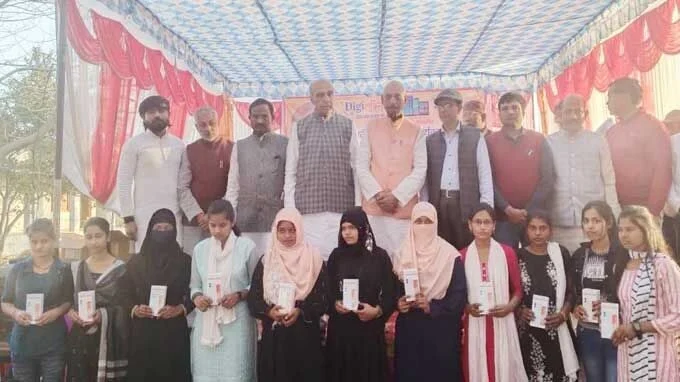 स्मार्टफोन से छात्र करें प्रतियोगी परीक्षाओं की अच्छी तैयारी-सांसद,स्मार्टफोन वितरण कार्यक्रम,