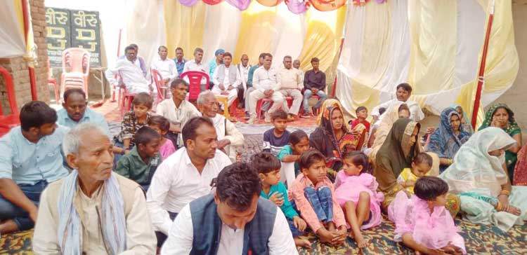 शोकसभा में उपस्थित लोग,