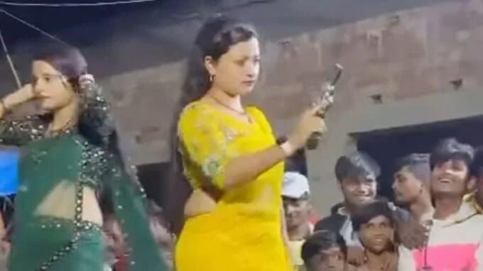 डांसर ने असलहे की किया नुमाइश,वीडियो सोशल मीडिया पर वायरल,सिद्धार्थनगर समाचार,daansar ne asalahe kee kiya numaish veediyo soshal meediya par vaayaral jaanch mein jutee pulis,siddharthnagar news,