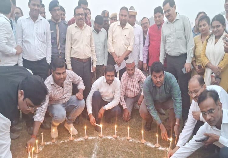 सिद्धार्थनगर जनपद को तम्बाकू मुक्त बनाने की अनोखी पहल,सिद्धार्थनगर समाचार,कैंडल जलाकर बनाया गया मानव श्रृखंला,siddharth nagar news,