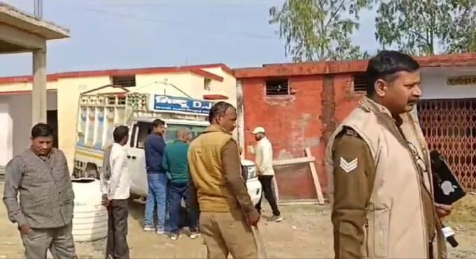 पिकप पर लदे 17 बोरी एमडीएम राशन,ग्रामीणों ने पकड़ा,विकास खण्ड भनवापुर,17 बोरी एमडीएम राशन,सिद्धार्थनगर समाचार,