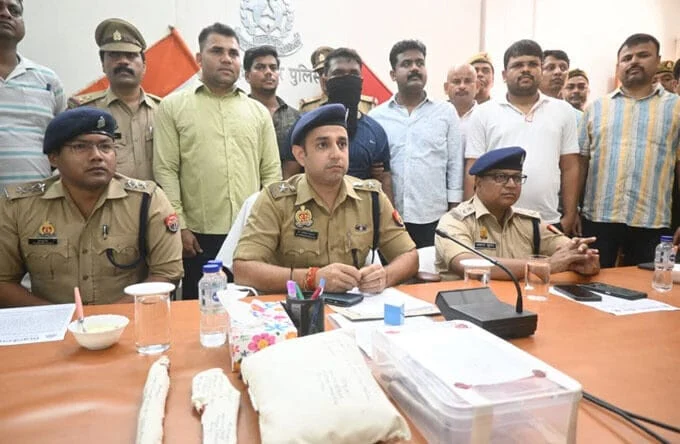 तीस हजार का इनामिया हत्या का अभियुक्त इस तरह हुआ गिरफ्तार,जानें और क्या मिला,हत्या का अभियुक्त गिरफ्तार,रामकला निषाद का हत्यारा गिरफ्तार,थाना मिश्रौलिया,अपराध समाचार,सिद्धार्थनगर अपराध समाचार,अपराध का खुलासा,आला कत्ल बरामद,murder accused arrested mishraulia police station,