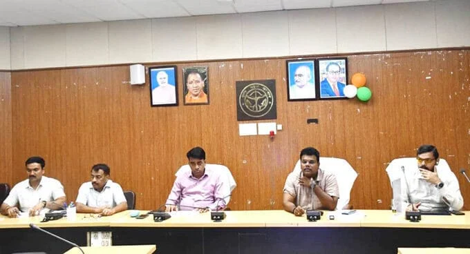 विकास विभाग एवं ग्राम्य विकास विभाग, विकास कार्याें की समीक्षा बैठक, जिलाधिकारी ने दिया इन बातों का निर्देश,जिलाधिकारी सिद्धार्थनगर डा0 राजागणपति आर0,review meeting of development work by dm siddharthnagar,