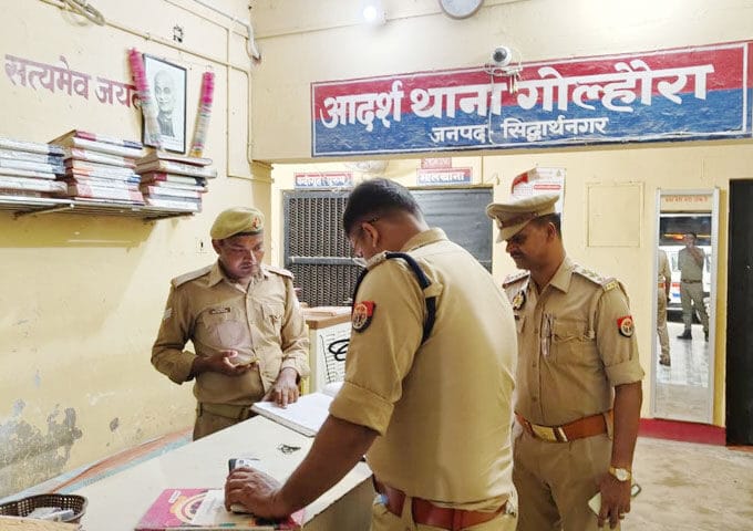 इटवा सर्किल,पुलिस क्षेत्राधिकारी ने किया रात्रि भ्रमण,लोगों को किया जागरूक,थाना इटवा,थाना गोल्हौरा,ratri bharman circle itwa by co itwa,police circle Officer itwa circle,police circle Officer made people aware by visiting Itwa Circle night,