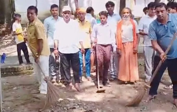 नव रात्रि के मद्देनजर मंगुवा कुटी पर चलाया गया सफाई अभियान,मंगुवा कुटी,cleanliness drive at manguwa kuti,इटवा विकास खण्ड,