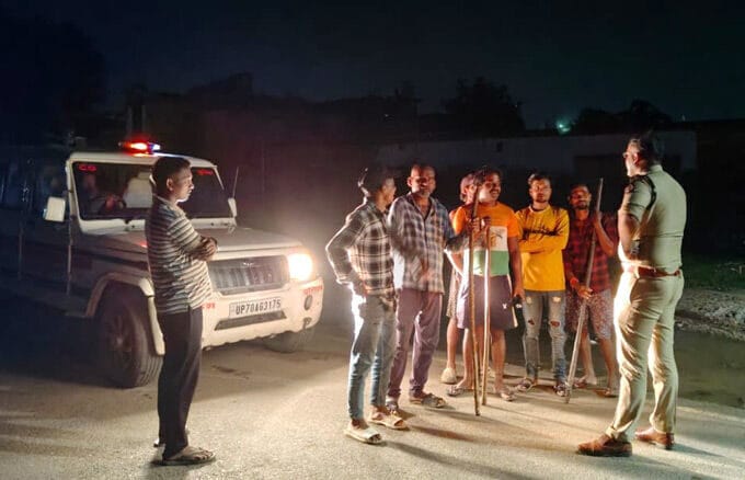 इटवा सर्किल,पुलिस क्षेत्राधिकारी ने किया रात्रि भ्रमण,लोगों को किया जागरूक,थाना इटवा,थाना गोल्हौरा,ratri bharman circle itwa by co itwa,police circle Officer itwa circle,police circle Officer made people aware by visiting Itwa Circle night,