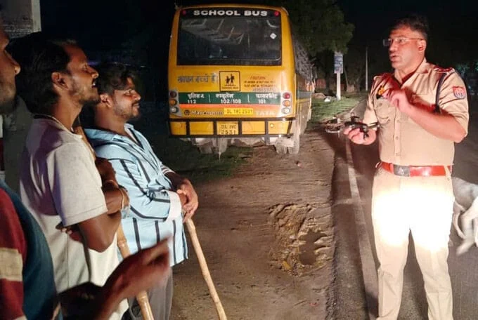 इटवा सर्किल,पुलिस क्षेत्राधिकारी ने किया रात्रि भ्रमण,लोगों को किया जागरूक,थाना इटवा,थाना गोल्हौरा,ratri bharman circle itwa by co itwa,police circle Officer itwa circle,police circle Officer made people aware by visiting Itwa Circle night,