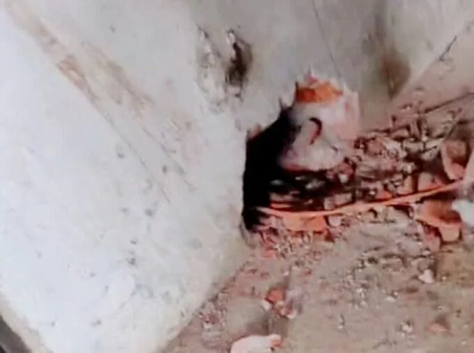 सावित्री फूड राइस मिल इटवा,दिन के 02 बजे सेंध काटते एक चोर पकडाया दो फरार,अपराध समाचार सिद्धार्थनगर,अपराध समाचार इटवा,थाना इटवा,one thief caught breaking into savitri food rice mill 2 pm two others absconded,चोरी,