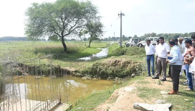जिलाधिकारी सिद्धार्थनगर,बसंतपुर-बेलभरिया तटबंध,निर्माण कार्य का निरीक्षण,nspection basantpur-belbharia embankment,