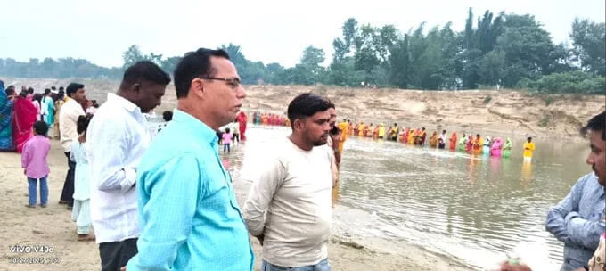 नायब तहसीलदार इटवा,छठ घाट रतनपुर का किया निरीक्षण, chhath-ghat-ratanpur-ka-nirIikshan-by-nayab-thasildar-itwa,
