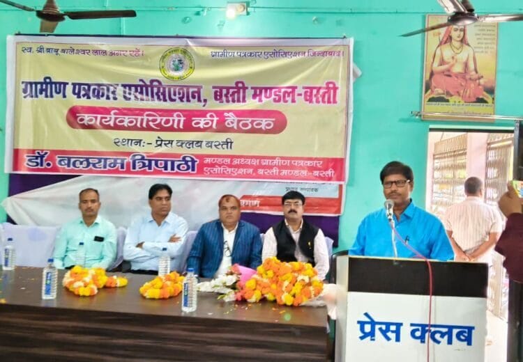 basti mandal adyaksh gpa, पत्रकारों ने मुख्यमंत्री को सम्बोधित ज्ञापन मण्डलायुक्त को सौंपा, मण्डलायुक्त बस्ती,पत्रकार हित का ज्ञापन,ग्रामीण पत्रकार एसोसिएशन बस्ती मंडल,mandalayukt-basti-gnyapan-gpa,