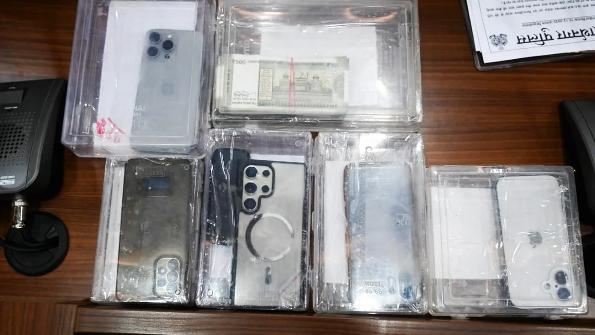 Ek Karod Rupees Ka Cyber Fraud Abhiyukt Giraftar Thana Kapilvastu 2,एक करोड़ रू0 से अधिक का साइबर फ्राड करने वाले अभियुक्तों को पुलिस ने धरदबोचा, एक करोड़ सात लाख तीन हजार सात सौ बीस रुपये का साइबर फ्राड, साइबर फ्राड करने वाले 05 अभियुक्त गिरफ्तार,ek karod rupees ka cyber fraud abhiyukt giraftar thana kapilvastu,