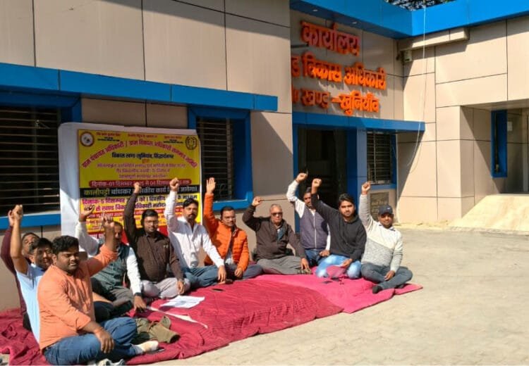 grampanchyat sachiw dharna sounpa gnapan PI,विकास खण्ड खुनियांव,उ0प्र0 ग्राम पंचायत अधिकारी संघ,ग्राम विकास अधिकारी एसोसिएशन उ०प्र०,धरना,10 सूत्रीय मांगों का ज्ञापन,खण्ड विकास अधिकारी खुनियांव,grampanchyat-sachiw-dharna-sounpa-gnapan,