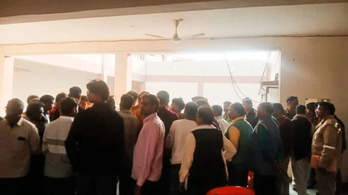 mukadma darg karne ki mang 02 dec 25,हत्यारोपियों पर मुकदमा दर्ज करने की मांग, आरोपी फरार,थाना इटवा, अपराध समाचार, सिद्धार्थनगर समाचार, इटवा समाचार,महिला की संदिग्ध मौत,hattyaropiyon pr mukadma darj karne ki mang thana itwa,