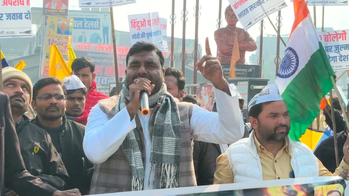 Bangladesh Hindu Samuday Utpeedan Aam Aadmi Party Virodh Prdrshan 1,बांग्लादेश में हिन्दू समुदाय पर अमानवीय बर्बरता के खिलाफ आदमी पार्टी ने किया विरोध प्रदर्शन,बांग्लादेश में हिन्दू समुदाय का उत्पीडन,आदमी पार्टी का विरोध प्रदर्शन,डुमरियागंज समाचार,सिद्धार्थनगर समाचार,राजनीतिक समाचार,bangladesh hindu samuday utpeedan aam aadmi party virodh prdrshan,