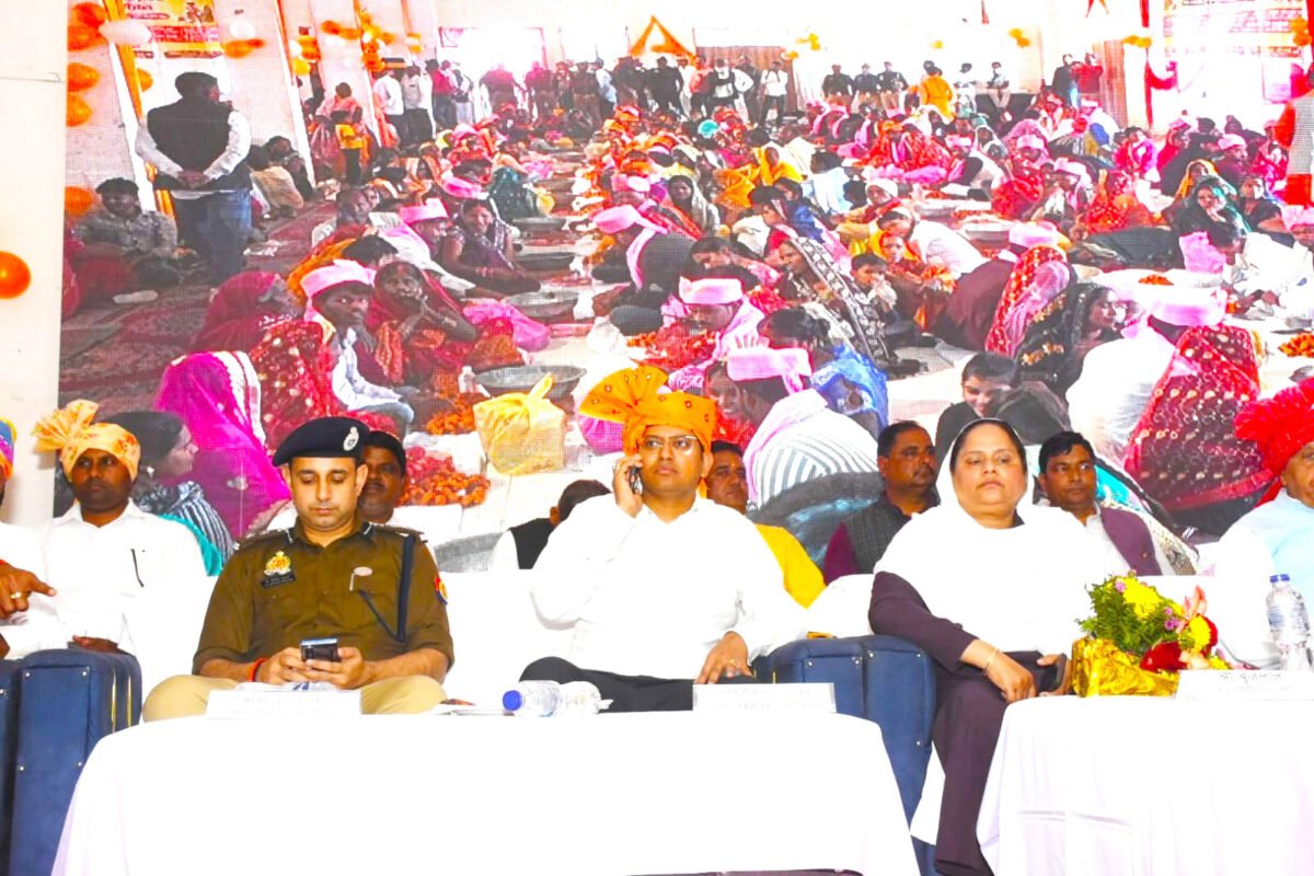 Mukhyamantri Samuhik Vivah Men Moujood Dm Sp Sdr