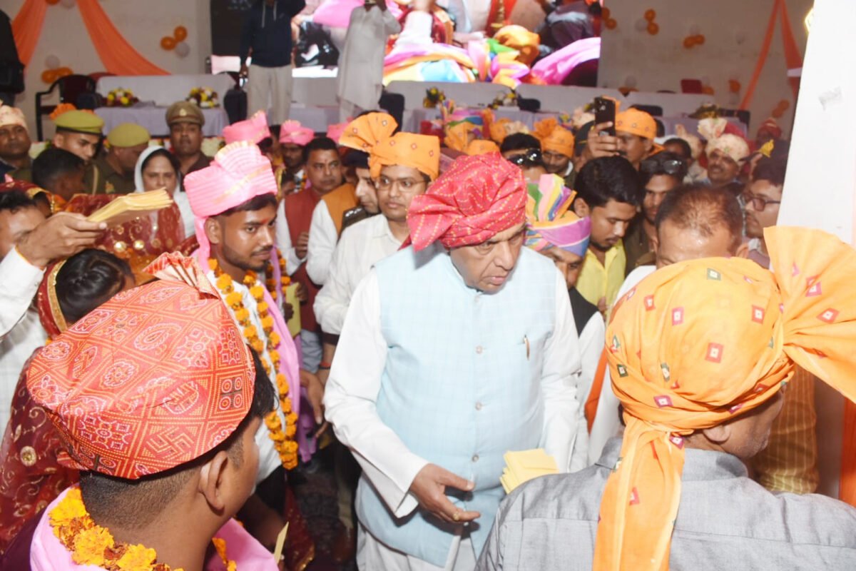 Mukhyamantri Samuhik Vivah Men Moujood Sansad