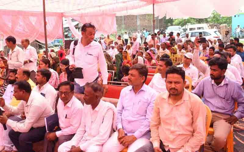 Gram Chaupal Block Uska Bazar Gram Devpur Masjidiya Men Maudjood Log
