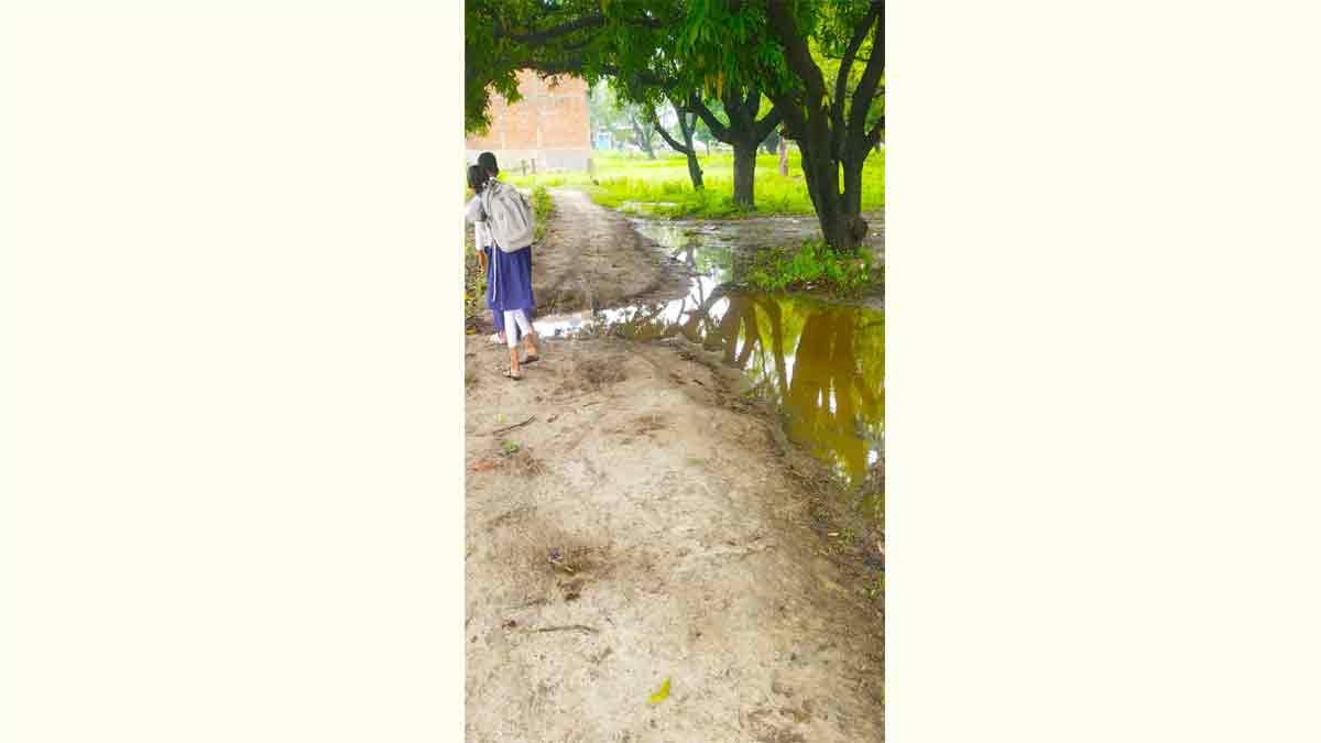 Itwa Block Piche Kachcha Rasta Jalbharav,School children crossing waterlogged kutcha road near Itwa Block Siddharthnagar