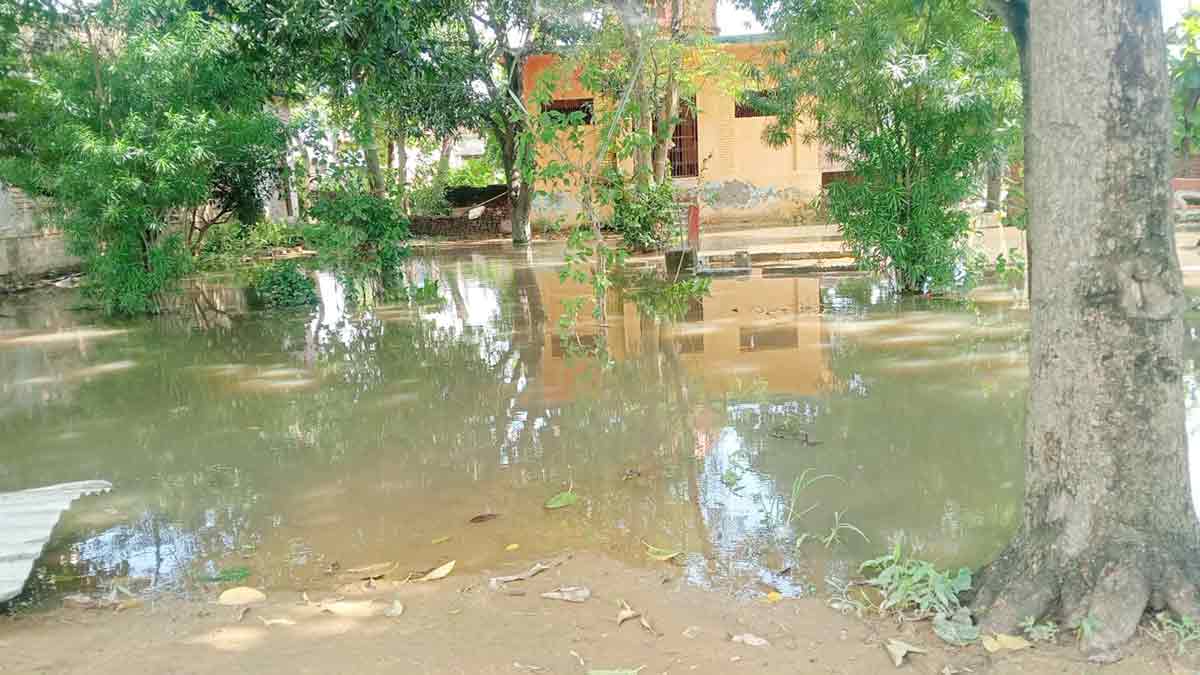 Ramjanki Mandir Itwa,Waterlogged Ram Janki Temple premises in Itwa Siddharthnagar causing trouble for devotees,