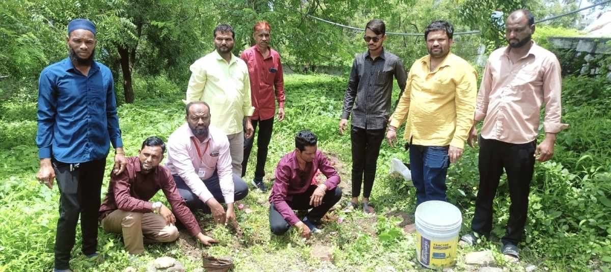 Indian Journalist Association Members Planting Trees In Chhatrapati Sambhajinagar,Indian Journalist Association members planting trees in Chhatrapati Sambhajinagar under Ek Ped Maa Ke Naam campaign,