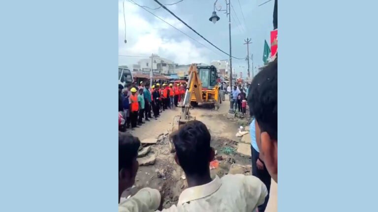 इटवा में अतिक्रमण पर चला बुलडोजर, 100 से अधिक ठेला-छाजन हटाए गए; मंगलवार को भी अभियान