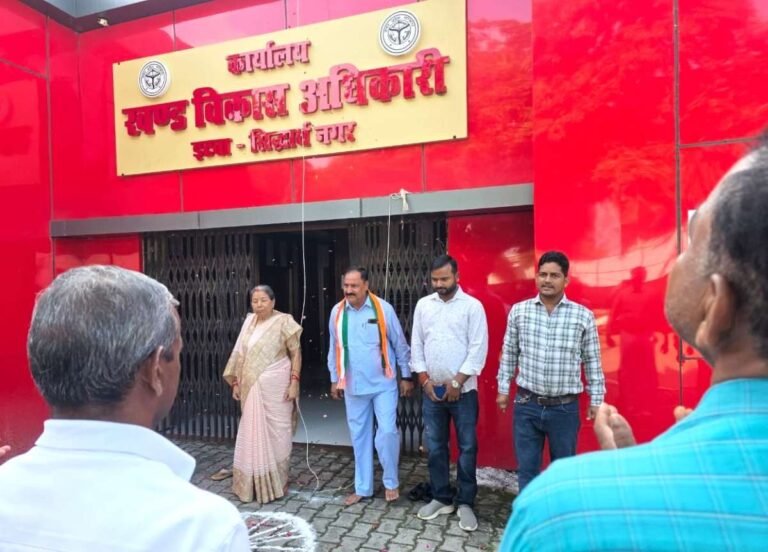 इटवा तहसील में शान से लहराया तिरंगा, जगह-जगह हुआ ध्वजारोहण; सांस्कृतिक कार्यक्रमों से गूंजा क्षेत्र