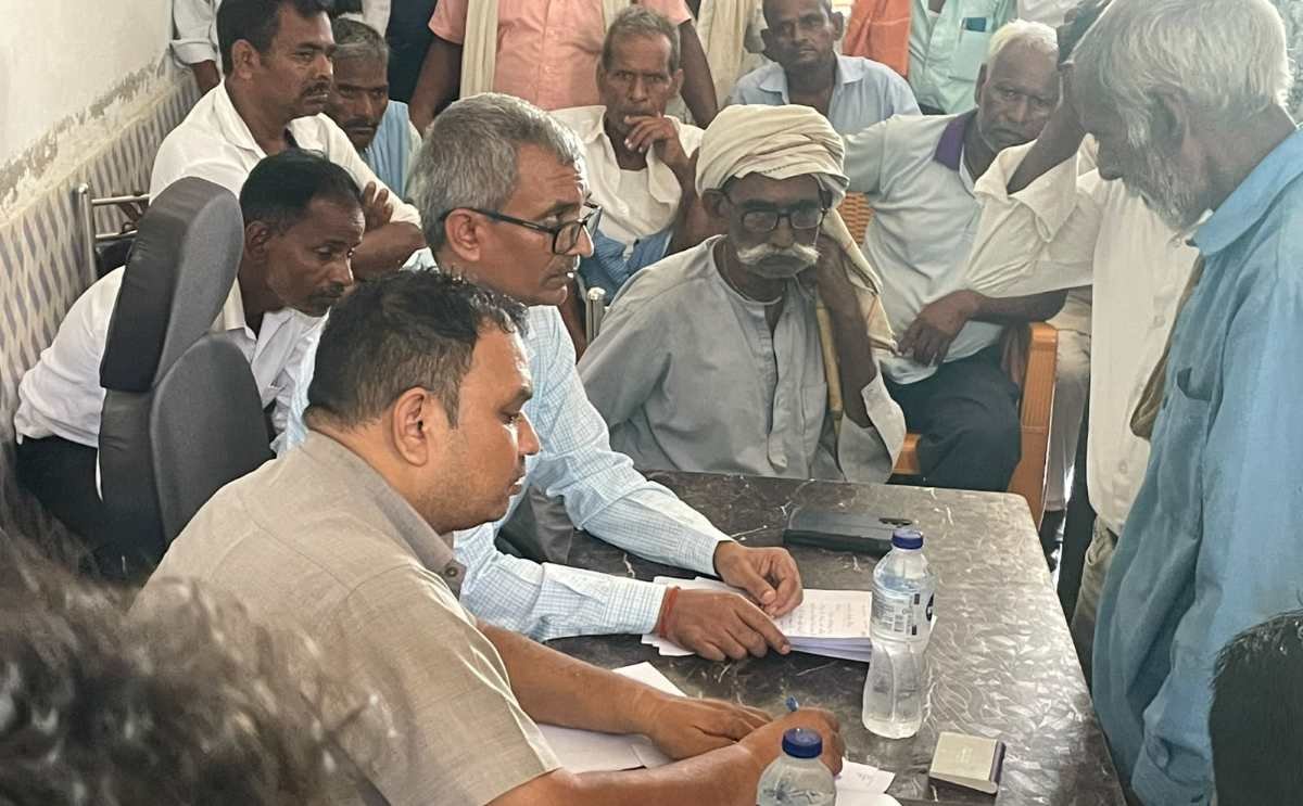 Jagdishpur Gaant Chakbandi Shivir Siddharthnagar,Chakbandi officer Rajendra Prasad Yadav hearing Section 9A(2) cases at Jagdishpur Gaant Siddharthnagar,