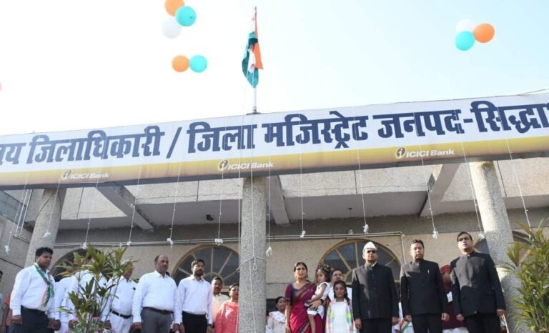 सिद्धार्थनगर में 80वें स्वतंत्रता दिवस पर शान से लहराया तिरंगा, डीएम शिवशरणप्पा ने कहा- हर नागरिक अपने दायित्व का ईमानदारी से निर्वहन करे