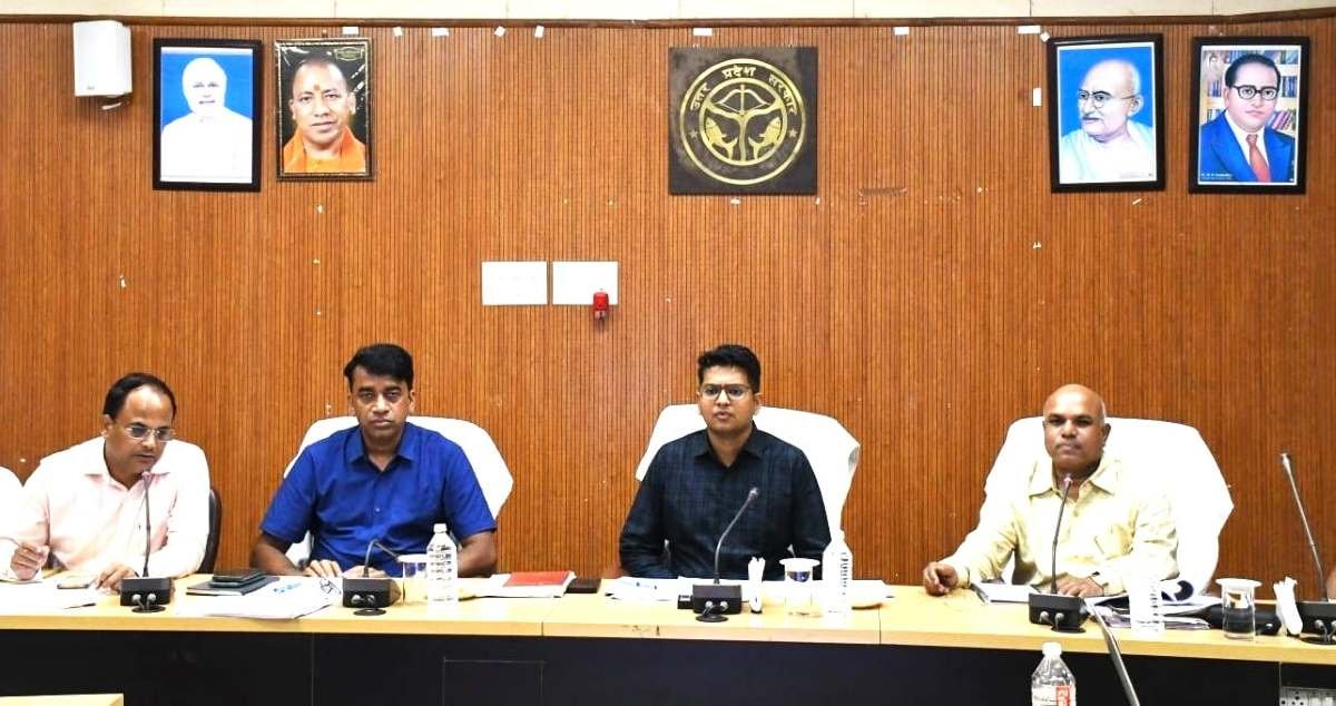 Siddharthnagar Dm Shivasharanappa Health Review Meeting,Siddharthnagar DM Shivasharanappa GN reviewing health services meeting