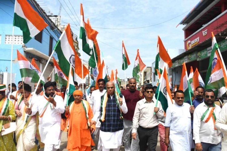 सिद्धार्थनगर में कलेक्ट्रेट से सिहेश्वरी माता मंदिर तक निकली तिरंगा यात्रा