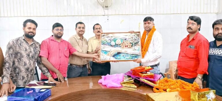 खुनियांव में ग्राम विकास अधिकारी पीयूष पांडेय को ससम्मान विदाई, भावुक हुए सहकर्मी