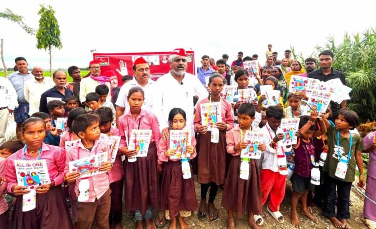 शोहरतगढ़ के बंद स्कूल वाले गांवों में ‘पाठशाला पुकारे’ पहल, बच्चों को बांटी गई पढ़ाई किट